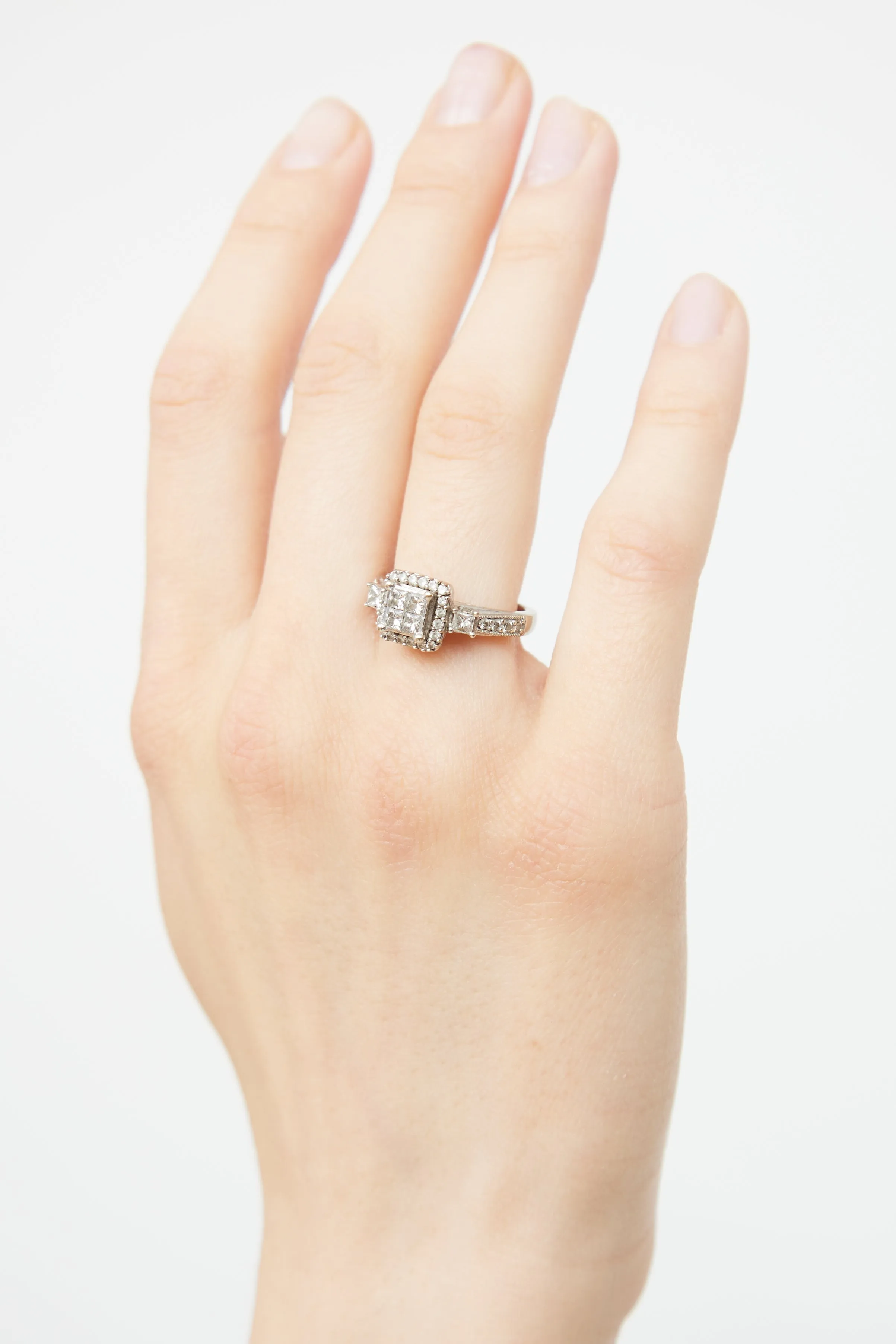 10K White Gold Diamond Halo Ring