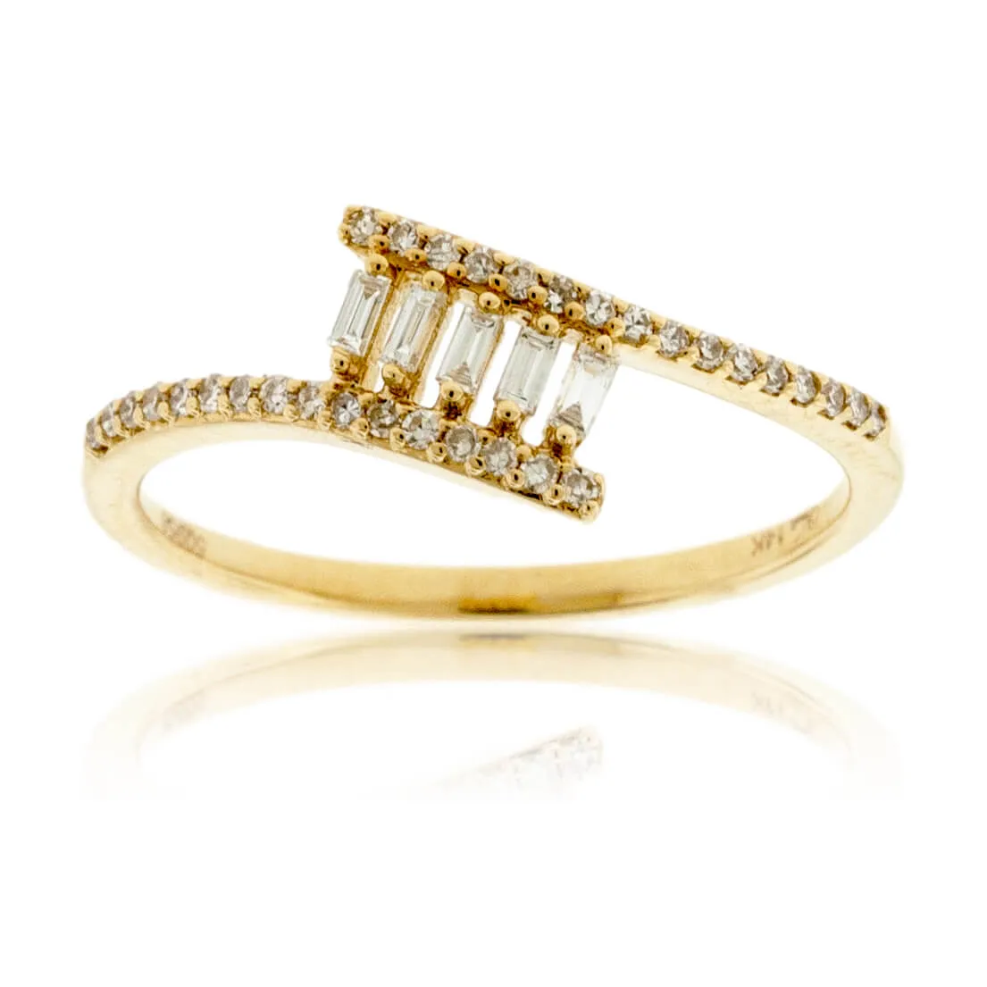 Baguette Center and Round Diamond Bypassing Ring
