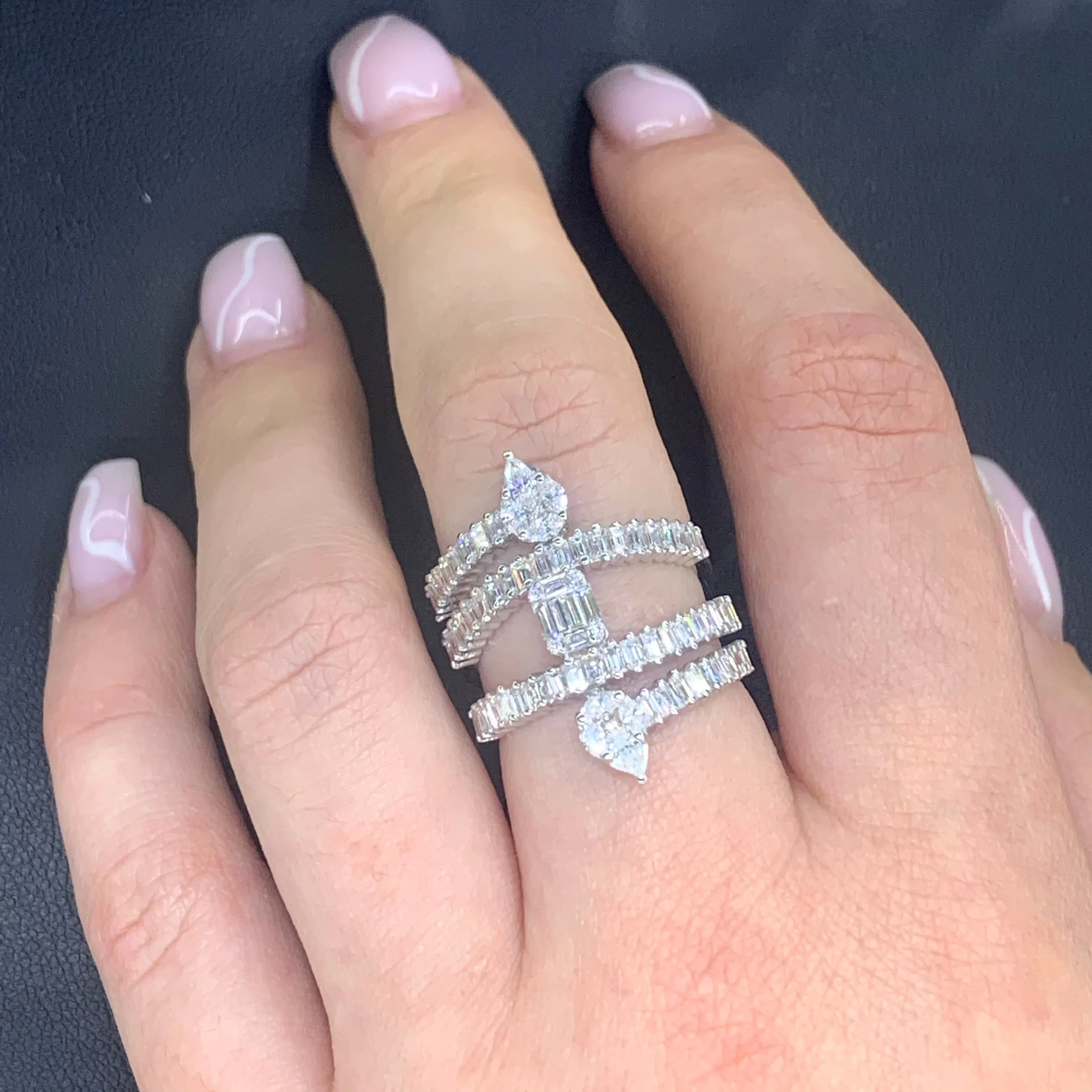 VVS/vs high clarity diamonds set in a 18k White Gold Contemporary Ladies' Ring (VVS baguettes)