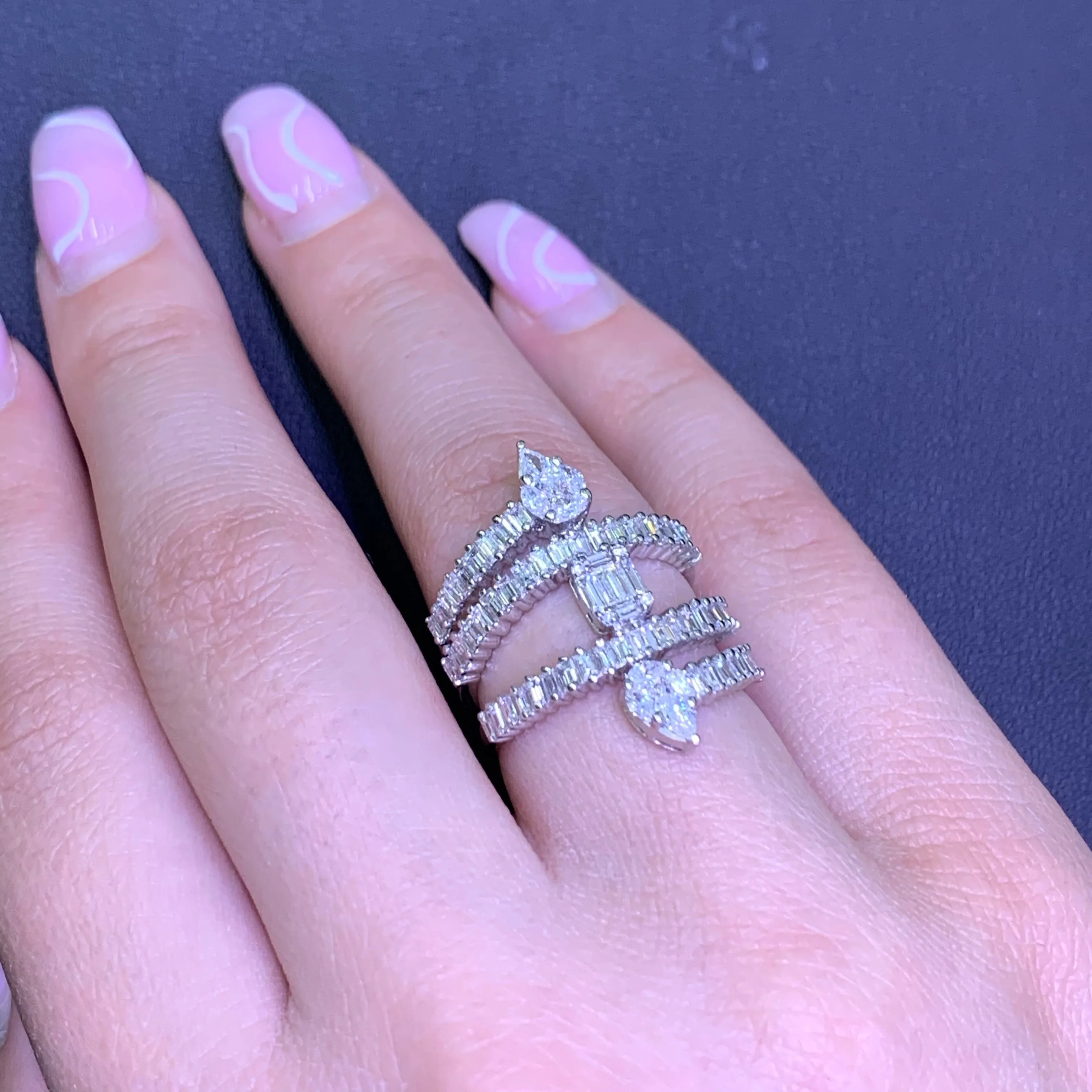 VVS/vs high clarity diamonds set in a 18k White Gold Contemporary Ladies' Ring (VVS baguettes)
